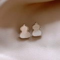 Vue macro de boucles d'oreilles argentées en forme de gourde avec nacre blanche - 15# Tige en argent-Gourde nacre blanc argenté