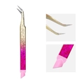 Détails de la pince à épiler en acier dégradé avec texture givrée et embout silicone rose - Nano Plaqué - Courbé