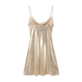 Detalle del vestido metálico oro champán con tirantes finos y elegante escote drapeado - Champán