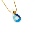 Pendente rotondo in smalto blu e azzurro su collana a catena a serpente dorata - Stile Lettera O