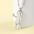 Makroansicht des lustigen Cartoon-Hundeanhängers aus poliertem Edelstahl mit Kette - Lustiger Hund Mittelfinger Form (A-1048) / Stahlfarben