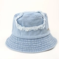 Cappello pescatore in denim celeste con finitura invecchiata ed elementi sfrangiati retrò - M (56-58cm) / Azzurro