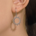 Orecchini vintage con ciondolo a sole vuoto in finitura argento su modella - Stile Cerchio Sole Argentato (3566)