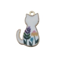 Katzenanhänger aus Legierung mit weißer Emaille und bunten Blumenmustern in Goldoptik - Weiße Katze Rückenansicht mit Pflanzenmuster (18947)