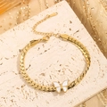 Bracciale dorato con ciondolo a farfalla in madreperla e catena a maglie piatte - Braccialetto a Farfalla / Oro