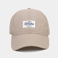 Detalle de gorra deportiva caqui con perforaciones laterales cortadas con láser para ventilación - Ajustable / Caqui