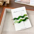 Paire de barrettes ondulées en acétate vert herbe translucide avec clips dorés - Vert Foncé 6,8 cm