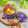 Candela profumata in latta floreale viola con cera gialla e petali essiccati - Violetto