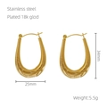 Vue macro de boucles d'oreilles spirales en U avec placage or 18 carats de 34 mm - Or 18K / Doré