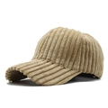 Detalle de gorra de béisbol de pana caqui claro con textura de canalé y costuras finas - Ajustable / Caqui