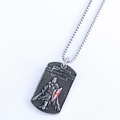 Details der Ritter-Schild-Halskette mit rotem Kreuz und Gravur der Rüstung Gottes - Silberner Ritter-Dog-Tag-Anhänger / Stahlfarbe