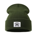 Gorro de punto Brooklyn verde oscuro con parche vintage sobre un fondo blanco limpio - Talla única / Verde Militar