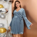 Nahaufnahme hellblaues V-Ausschnitt Kleid mit Rüschensaum und gewellter Stoffstruktur - XL / Blau