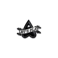 Detail van hartvormige Planchette emaille pin met Let's Play tekst in punk stijl - Planchette (LET'S PLAY)