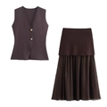 Detalle de chaleco de punto con cuello en V, botones dorados y falda midi plisada - S / Top Y Pantalón / Marrón Oscuro