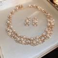 Dettaglio del set collana a doppio strato con perle finte e orecchini di lusso - Set di Collana e Orecchini di Perle e Strass Placcati in Oro