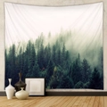 Dettaglio dell'arazzo da parete con foresta nebbiosa e pini verdi per decorazione - Foresta di Pini con Nebbia Mattutina (GT100030) / 73X95CM