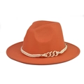 Detailansicht eines stylischen orangefarbenen Filzhutes mit Seilband und Goldkettenverzierung - Orange Mit Goldkette