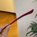 Detailansicht eines handgefertigten dunkelroten Haarstabs mit goldener Aufschrift - Ancorra Rot