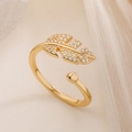 Eleganter 18K vergoldeter Blattring mit funkelnden Zirkonen und offenem Design - Blatt Stil (14577)