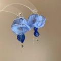 Orecchini a fiore in rete blu con pendenti in vetro ritorto blu scuro e finiture oro - Pendaglio a Petalo in Rete con Perno in Argento (86#) / Blu