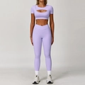 Zweiteiliges lila Yoga-Set mit bauchfreiem Oberteil und V-Kreuz-Leggings mit hoher Taille - Kurzarmhemd 4501 + Hose 4501 – Flieder / S