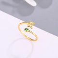 Dettaglio dell'anello da piede Gemini dorato con una pietra di zircone verde brillante - Oro Gemelli