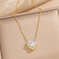Collier avec pendentif cœur doré et zircons dans un écrin à bijoux de couleur beige - Collier Coeur Zircon Or Blanc (8852)