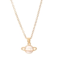 Chique planeet saturnus ketting met crème parel hanger en goudkleurige ketting - Planeet Ketting (X616) / KC Goud