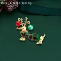 Kerst teckel speldje met rendiergewei en rood-groen emaille, afmetingen van 4,3cm x 3,5cm - Gouden Teckel Stijl (YNCP3383 Goud)