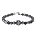 Dettaglio del bracciale da uomo con perline, ciondolo a croce e pietre nere opache - Bracciale in Pietra Magnetica