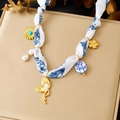 Collana in seta con stampa farfalla blu, ciondoli dorati e perla in porcellana - Stile Porcellana Blu e Bianca Farfalla Blu (N3835)
