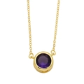 Gros plan d'un pendentif en zircone violette ronde avec une finition dorée et chaîne fine - Violet
