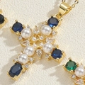 Collana con ciondolo a croce placcata oro 14K con gemma blu e perla bianca - Blu Reale