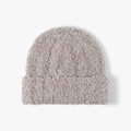 Gorro de punto gris claro para invierno con textura de piel sintética suave y borde vuelto - Caqui (24B095)