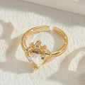 Anillo abierto dorado con gema de corazón y diseño de corona en fondo blanco - Corona Corazón Circón Blanco / Dorado