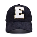 Detalle de gorra de béisbol negra desgastada con bordado de letra E en toalla y lentejuelas - Estilo Letra E (E-漏洞马尾棒球帽)
