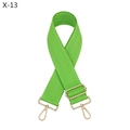Dettaglio tracolla verde lime con trama a spina di pesce e fibbie in metallo dorato - verde chiaro