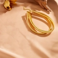 Détail du collier à chaînes serpent dorées sur soie avec fermoir mousqueton - Ras du Cou Élastique Trois Couches Doré (C406)