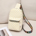 Weiße Crossbody-Brusttasche mit gelbem Muster und buntem 'LOVE' Buchstaben-Gurt - Weiß