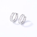 Pendientes de aro plateados con piedras de circonita brillantes en fondo blanco - Plateado