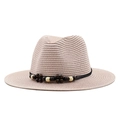 Détail d'un chapeau de paille rose avec perles en bois décoratives et cordon noir tressé - Rose Chair