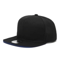 Klassische schwarze Snapback-Cap mit blau gerandeter flacher Krempe und Baumwollstruktur - Schwarz mit blauem Rand