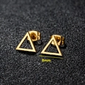 Boucles d'oreilles triangles dorées de 8 mm en acier inoxydable sur fond noir - Forme Triangulaire (009) / Or