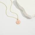 Elegante collana d'oro con ciondolo a stella in smalto rosa e catenina a maglie fini - Stella marina