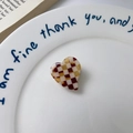 Mini heart acetate hair claw with classic red-brown and cream checkerboard pattern - Checkered Brown