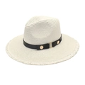 Dettaglio cappello Fedora in paglia beige con nastro in pelle e fibbia d'oro - Bianco puro