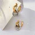 Détail de boucles d'oreilles entrelacées bicolores or et argent sur carte d'exposition - Style de Chaîne Entrelacée Bicolore