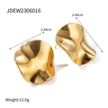 Vue détaillée de boucles d'oreilles dorées ondulées avec dimensions 2.49cm et poids 11.0g - Doré