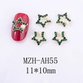 Détail de charmes à ongles étoile de Noël avec cristaux verts et perle sur manucure - Étoile Perlée (AH55)